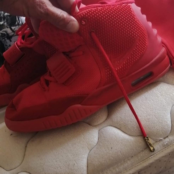 Kanye West October red young easy - Picture 2 of 3